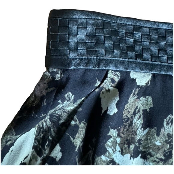 Elizabeth and James Silk Mini Skirt Size Medium - Picture 3 of 7